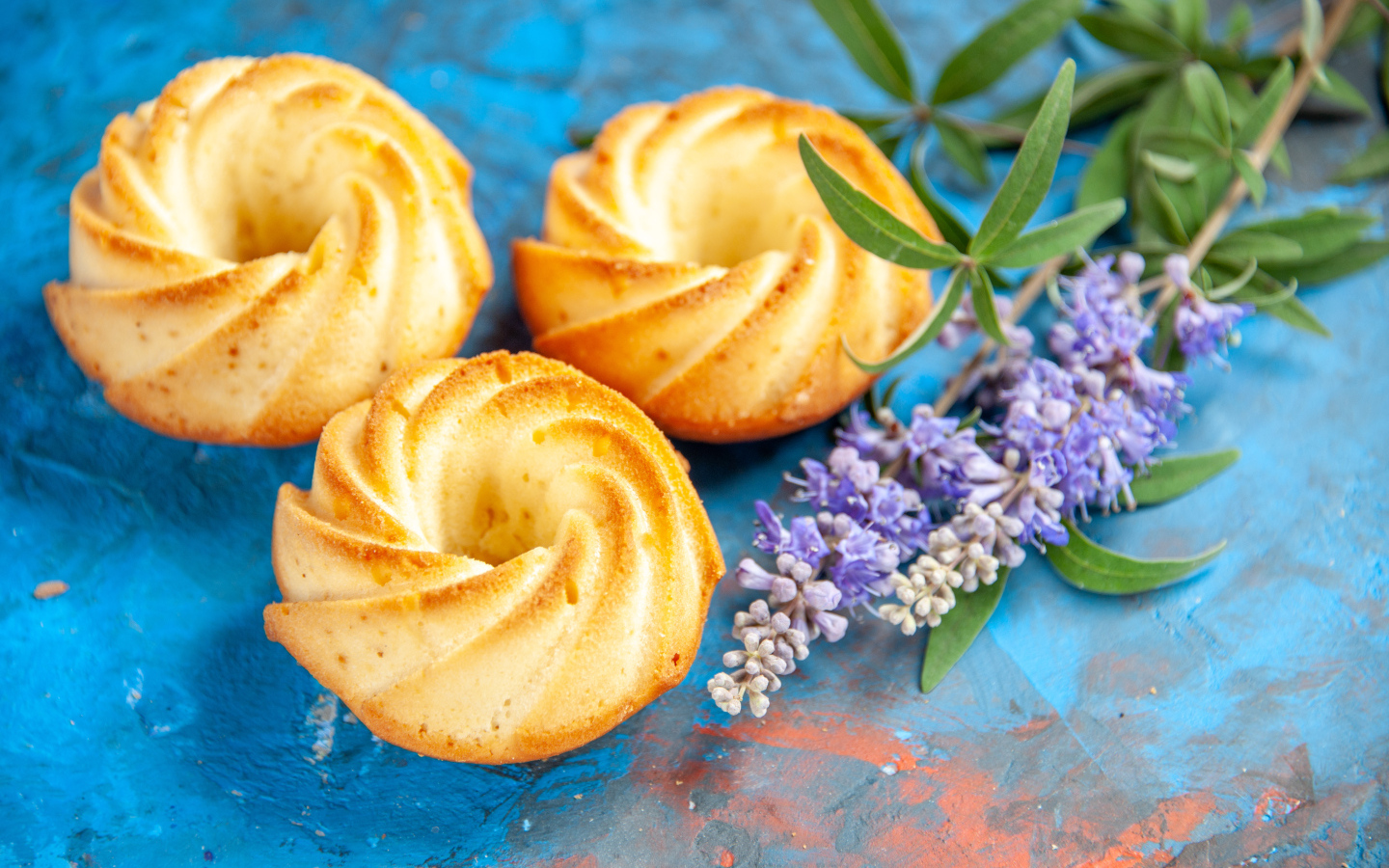 Вкусное сладкое песочное печенье с цветами на столе