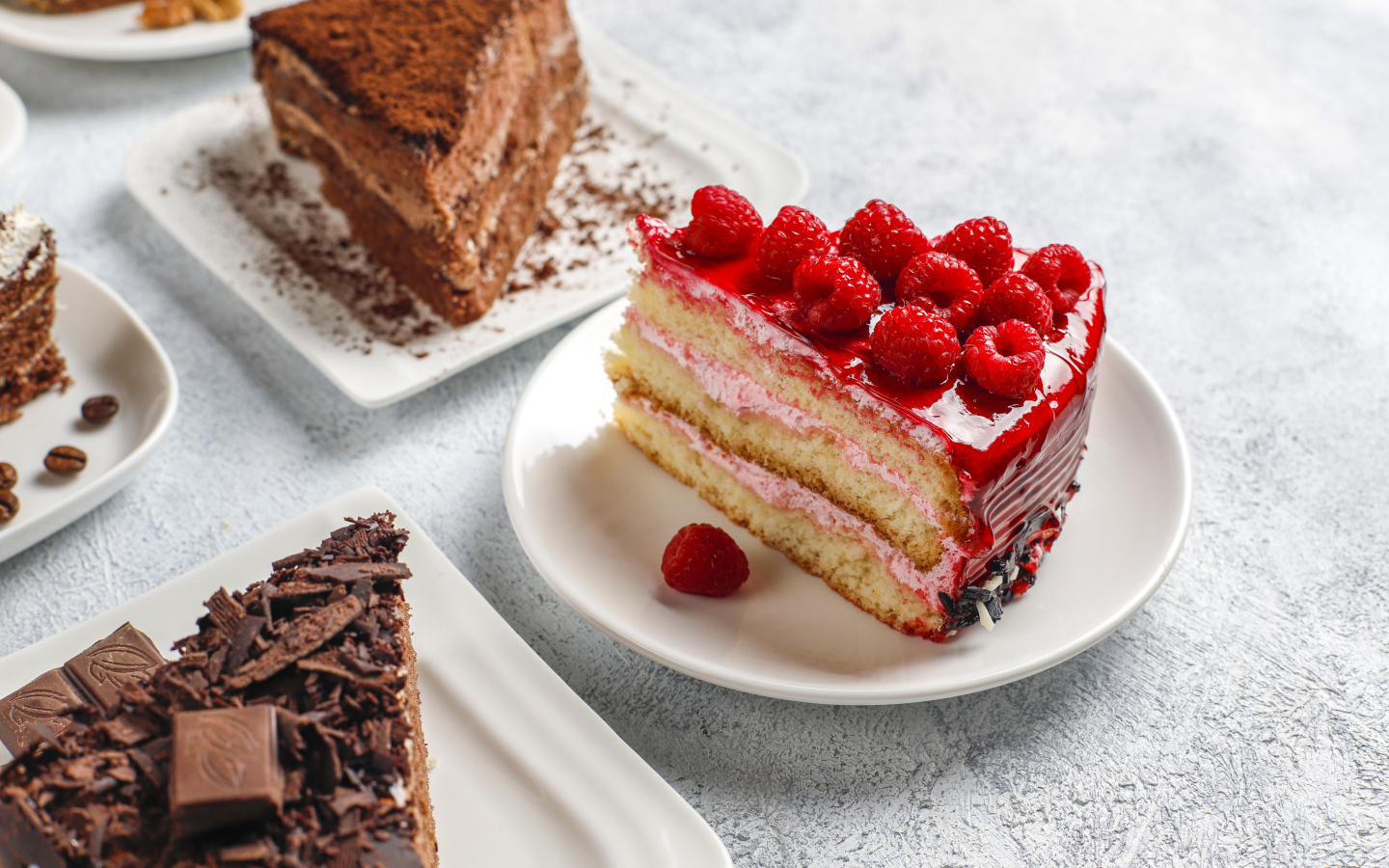 Разные куски аппетитного торта на столе