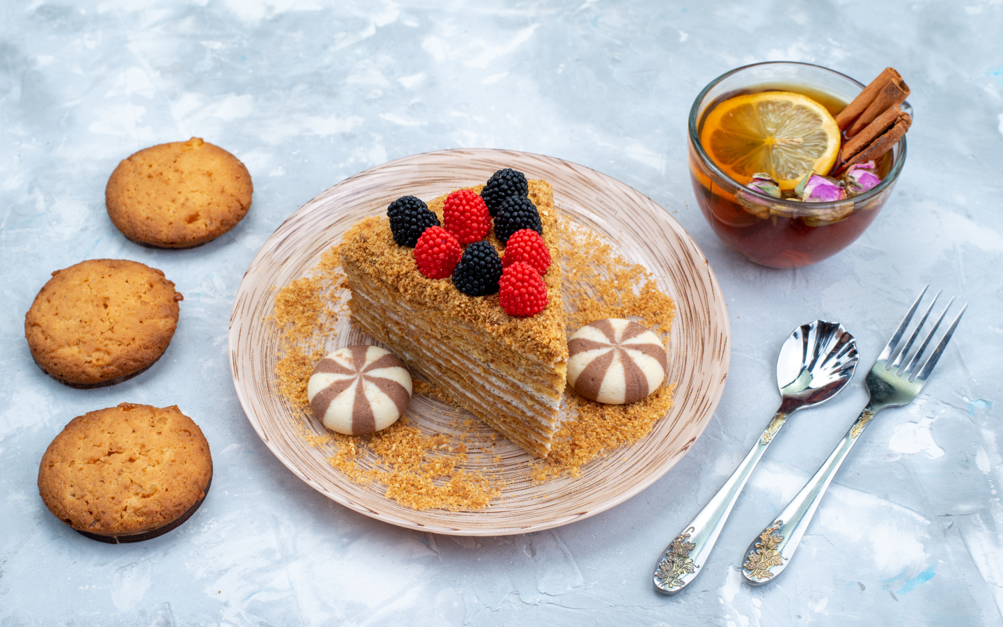 Торт медовик с чаем и печеньем на столе