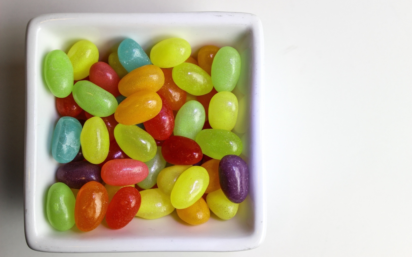 Разноцветные сладкие конфеты в тарелке