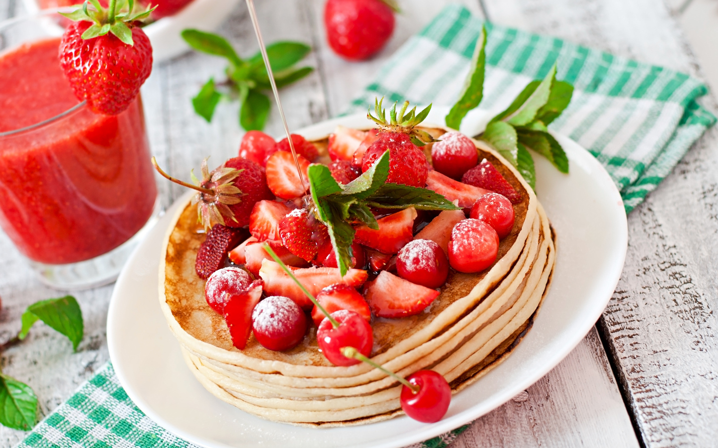 Блинчики с ягодами и клубничным смузи