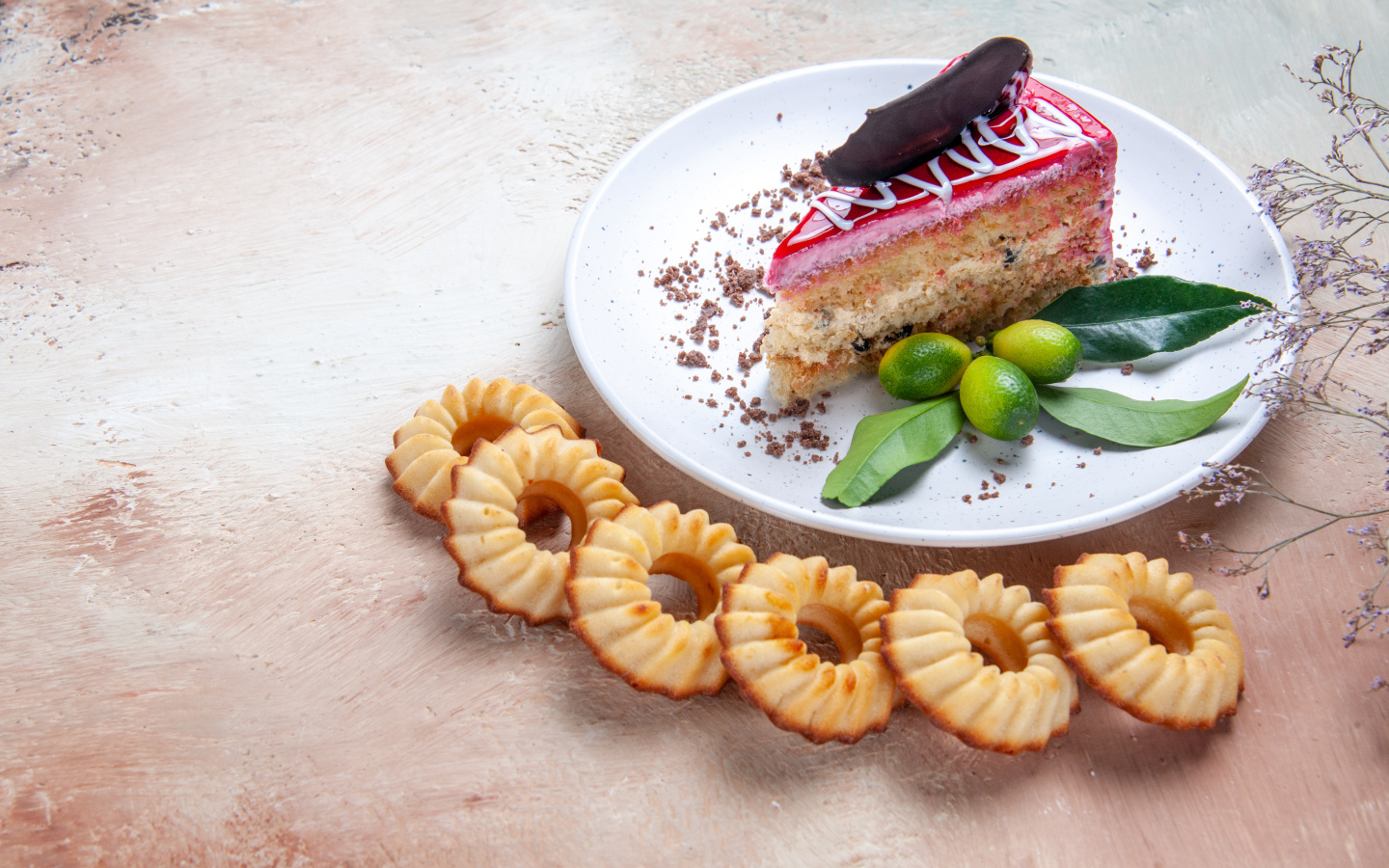 Кусок торта на столе с песочным печеньем