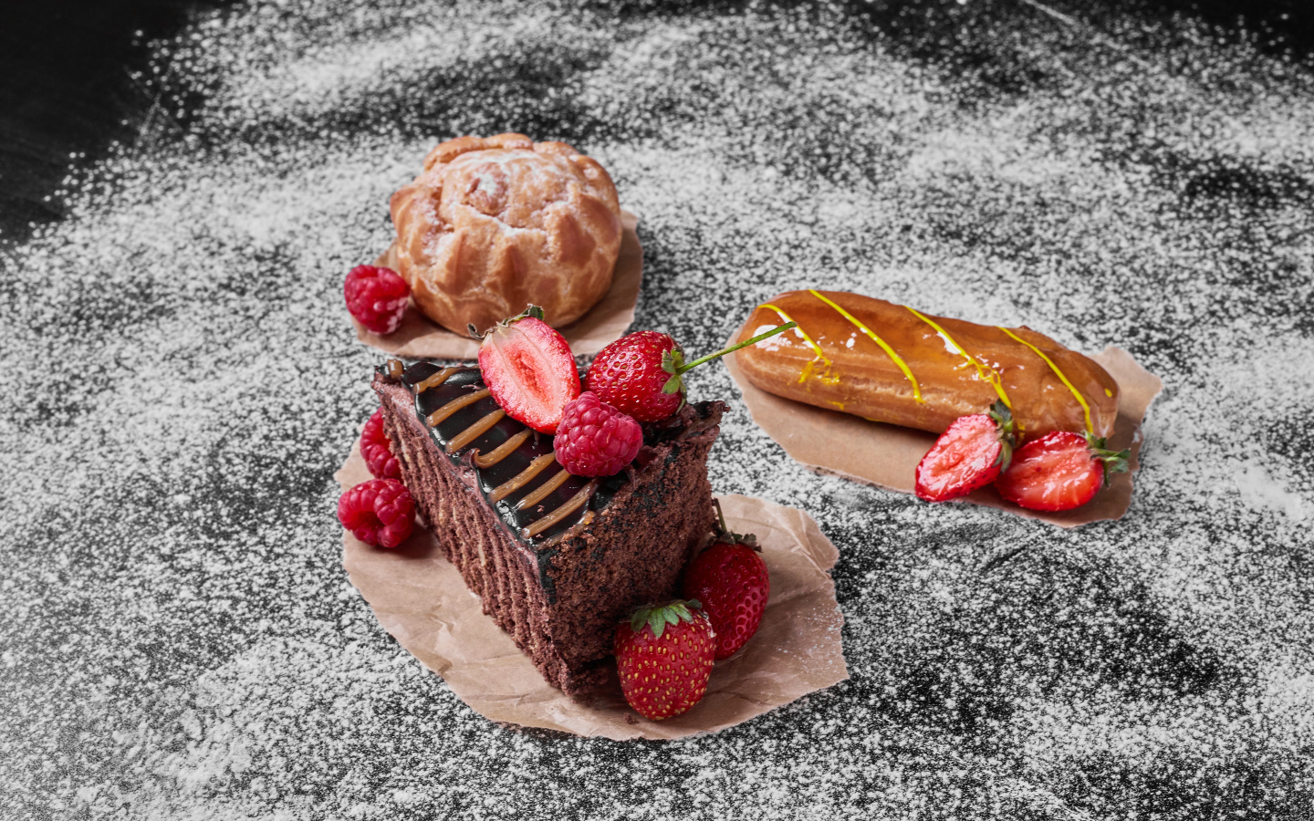 Кусок торта с ягодами на столе с эклером