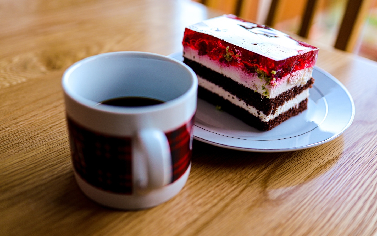 Кусок торта с чашкой кофе на деревянном столе