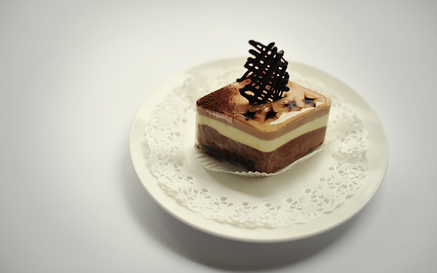 Кусок шоколадного десерта на белой салфетке