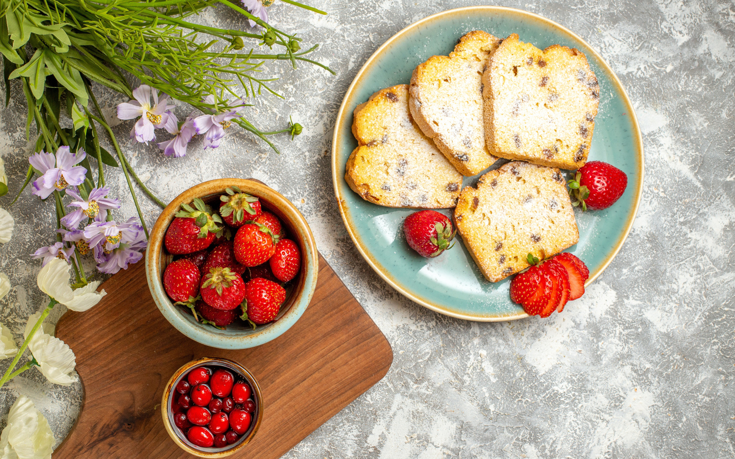 Кусочки кекса с изюмом на столе с ягода клубники