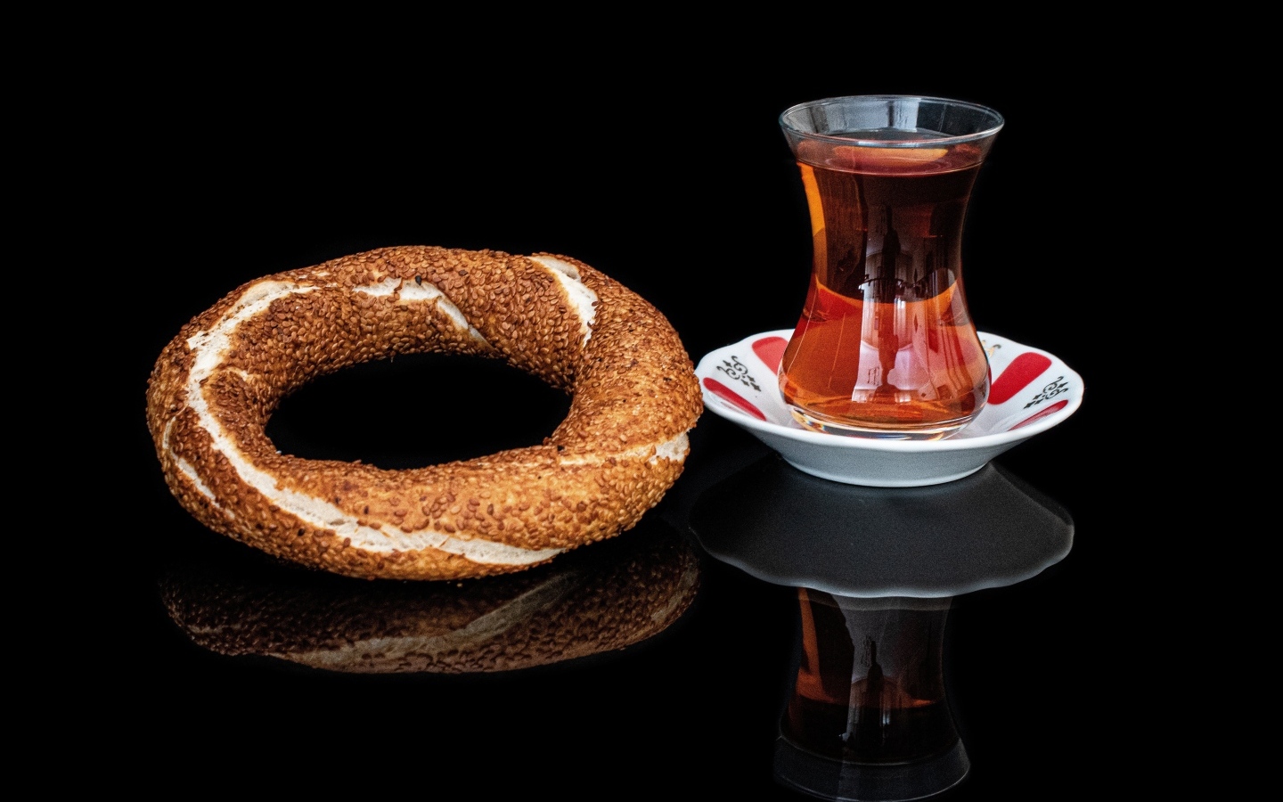 Крендель с чаем на черном фоне