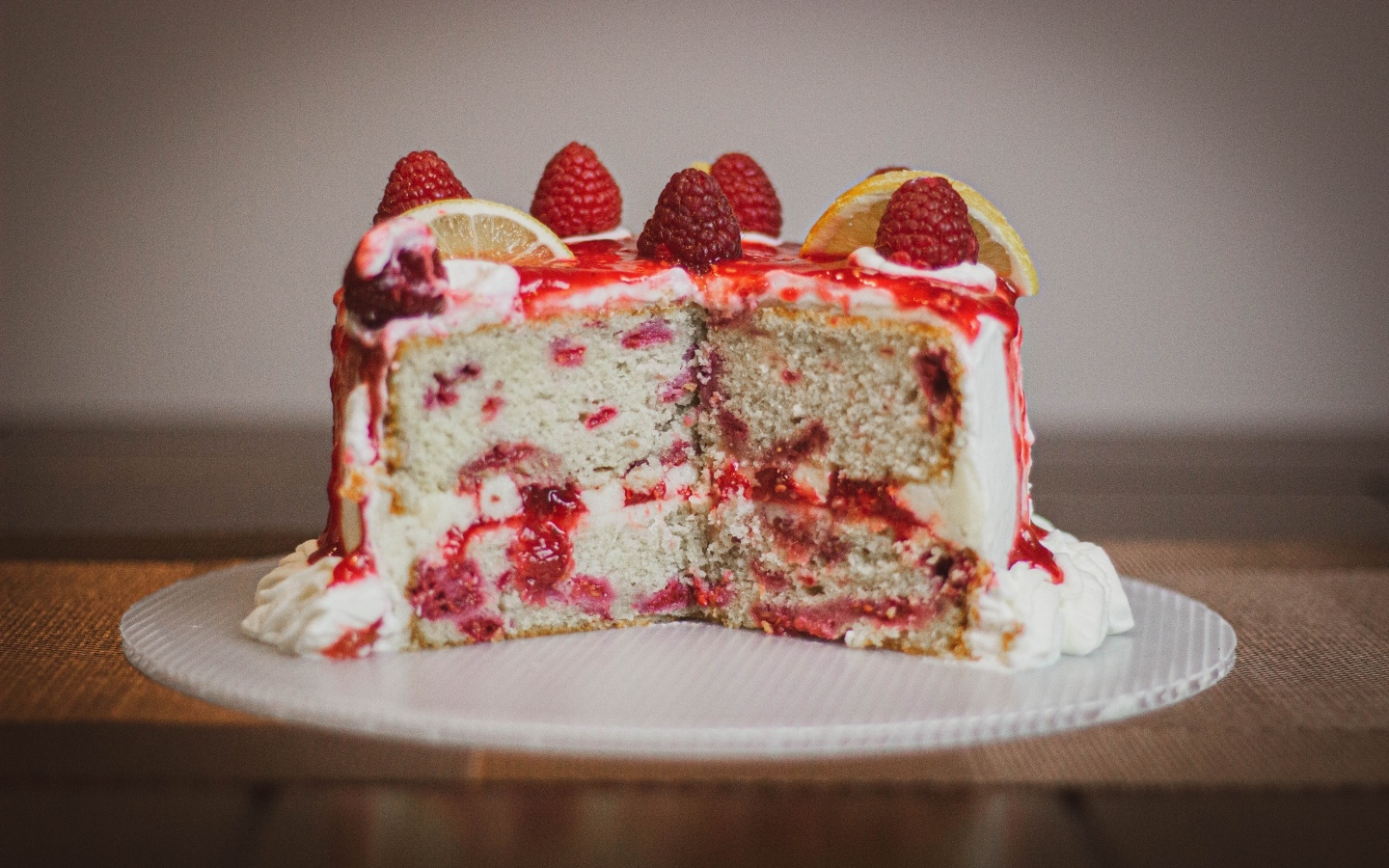 Нарезанный торт с ягодами на тарелке