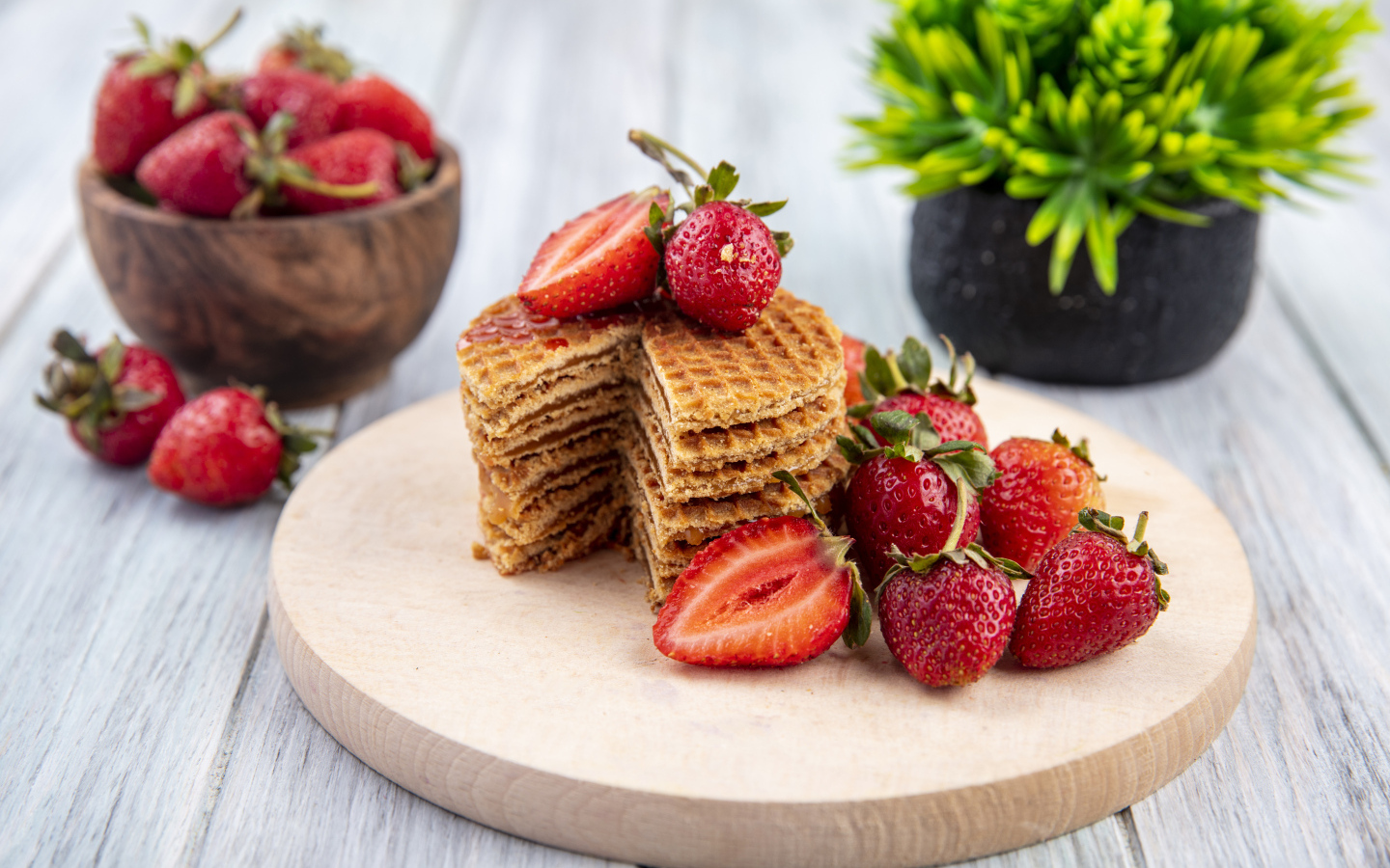 Сладкие хрустящие вафли с ягодами клубники