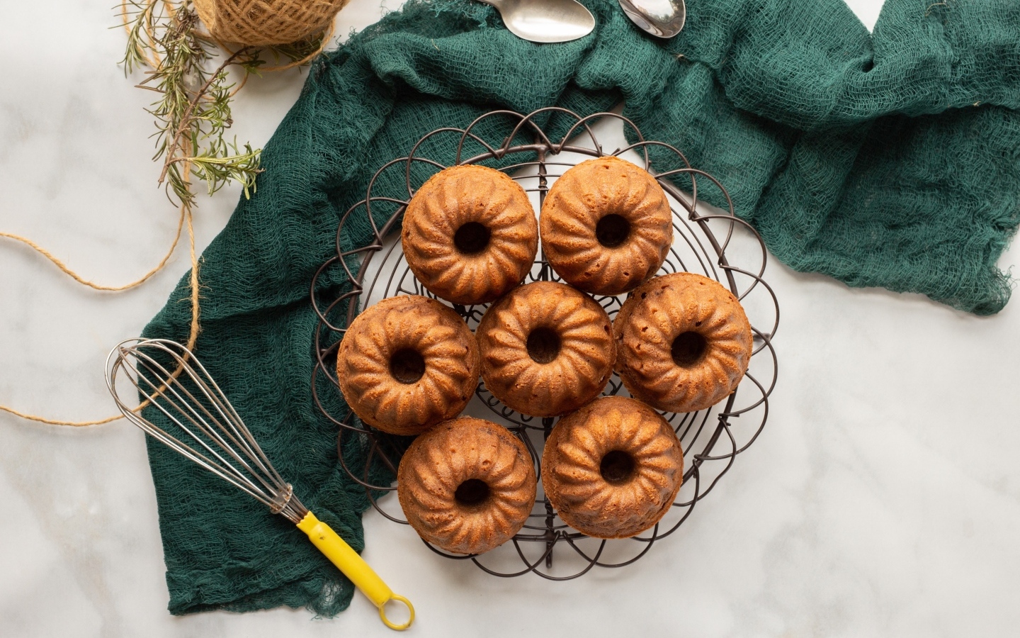 Сладкие вкусные кексы на столе с тканью