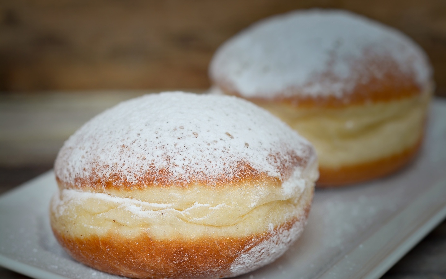 Сладкие пончики с сахарной пудрой