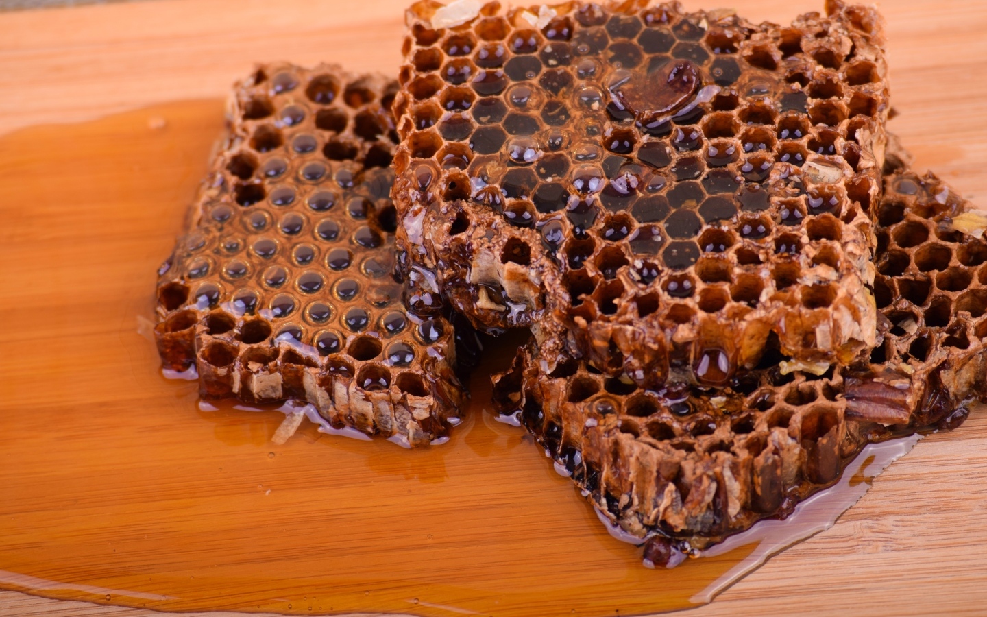 Сладкие медовые соты на столе