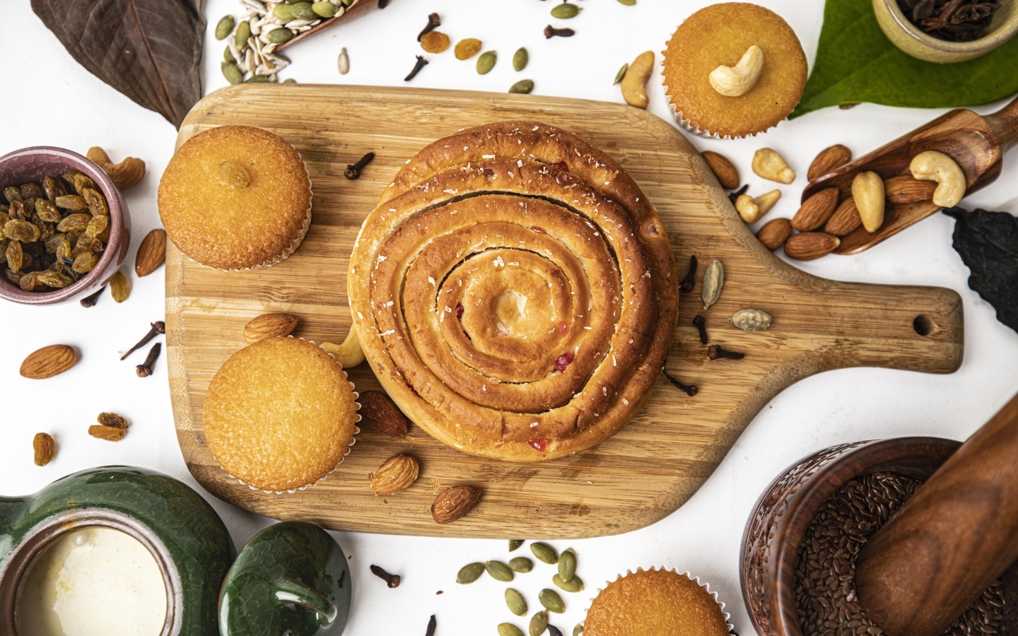 Сладкая выпечка на разделочной доске на столе