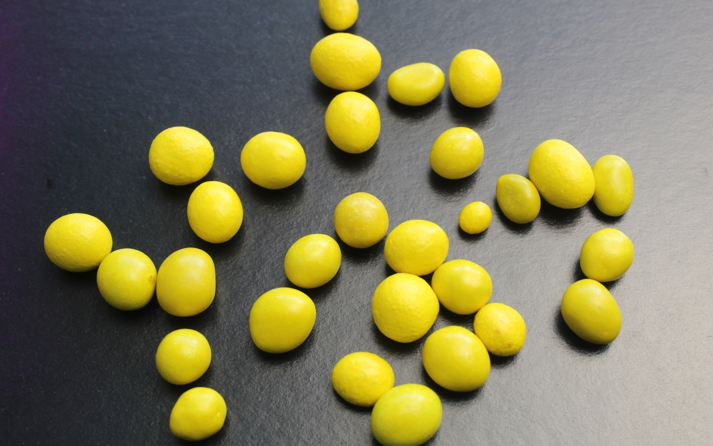 Желтые конфеты на сером столе