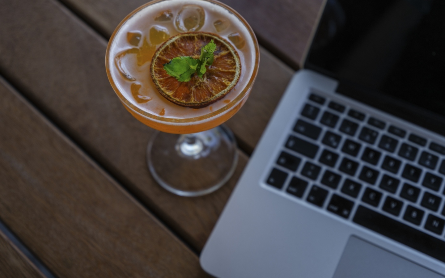 Коктейль со льдом у ноутбука