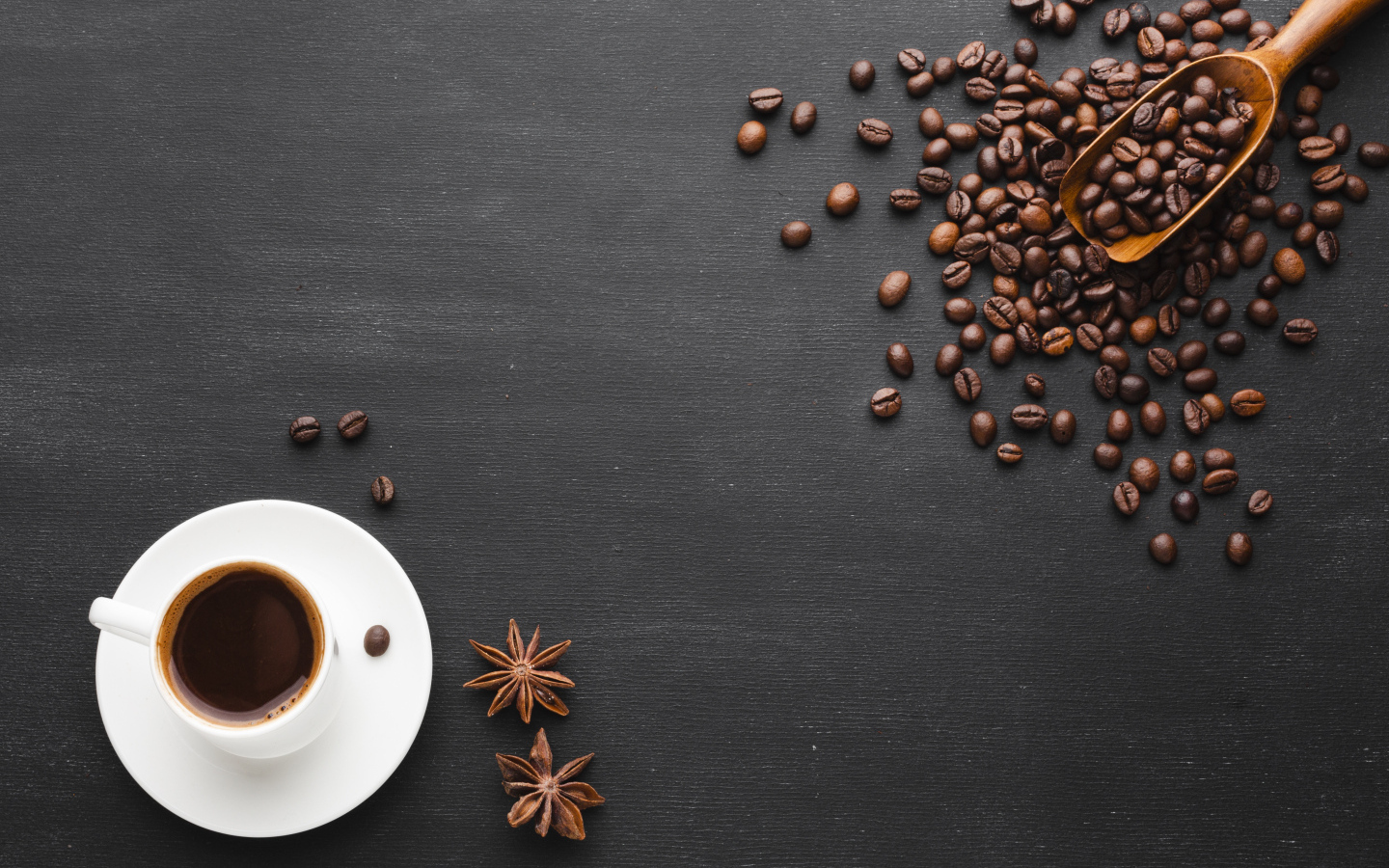 Чашка кофе на черном столе с зернами
