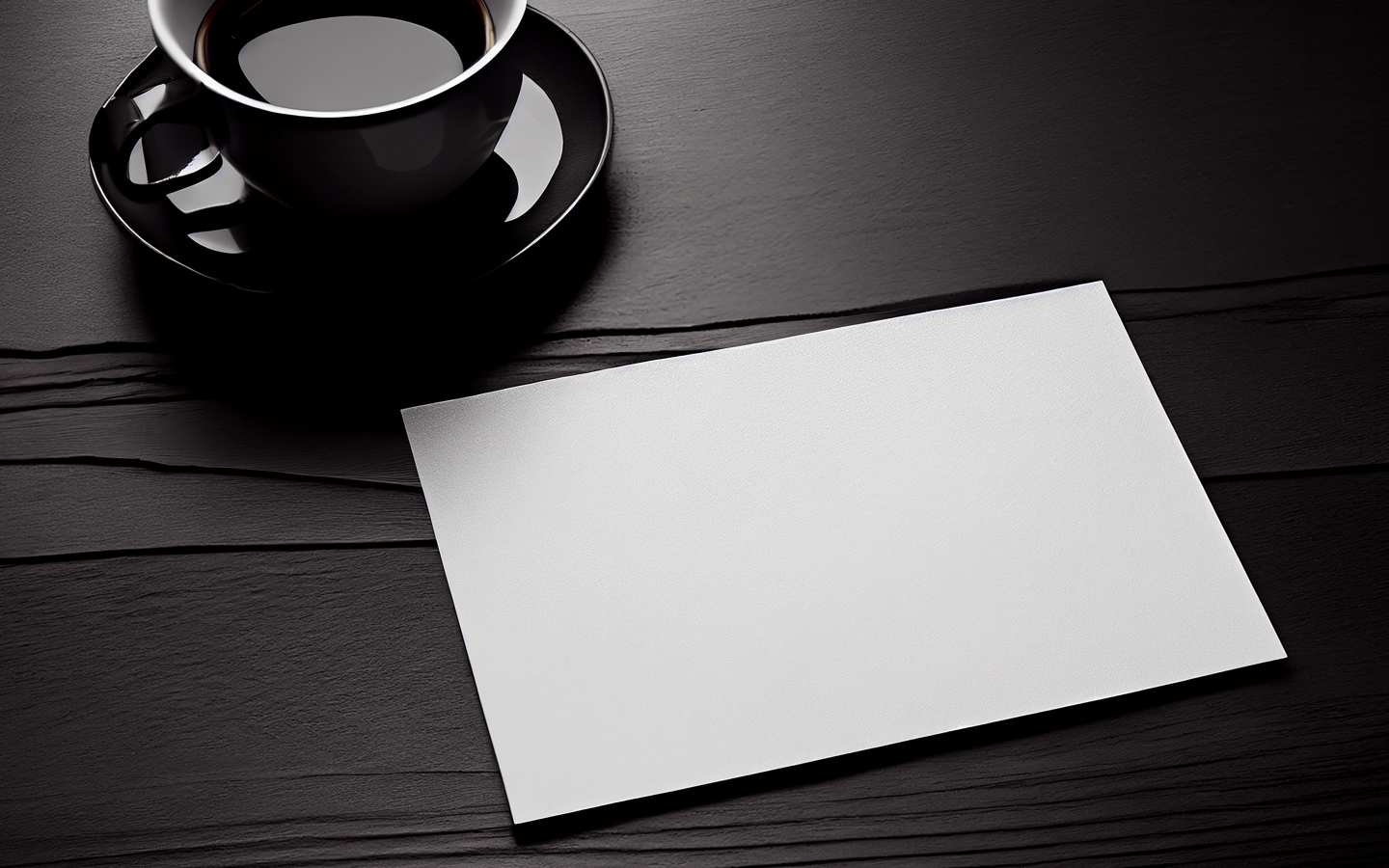 Чашка кофе с белым листом на столе