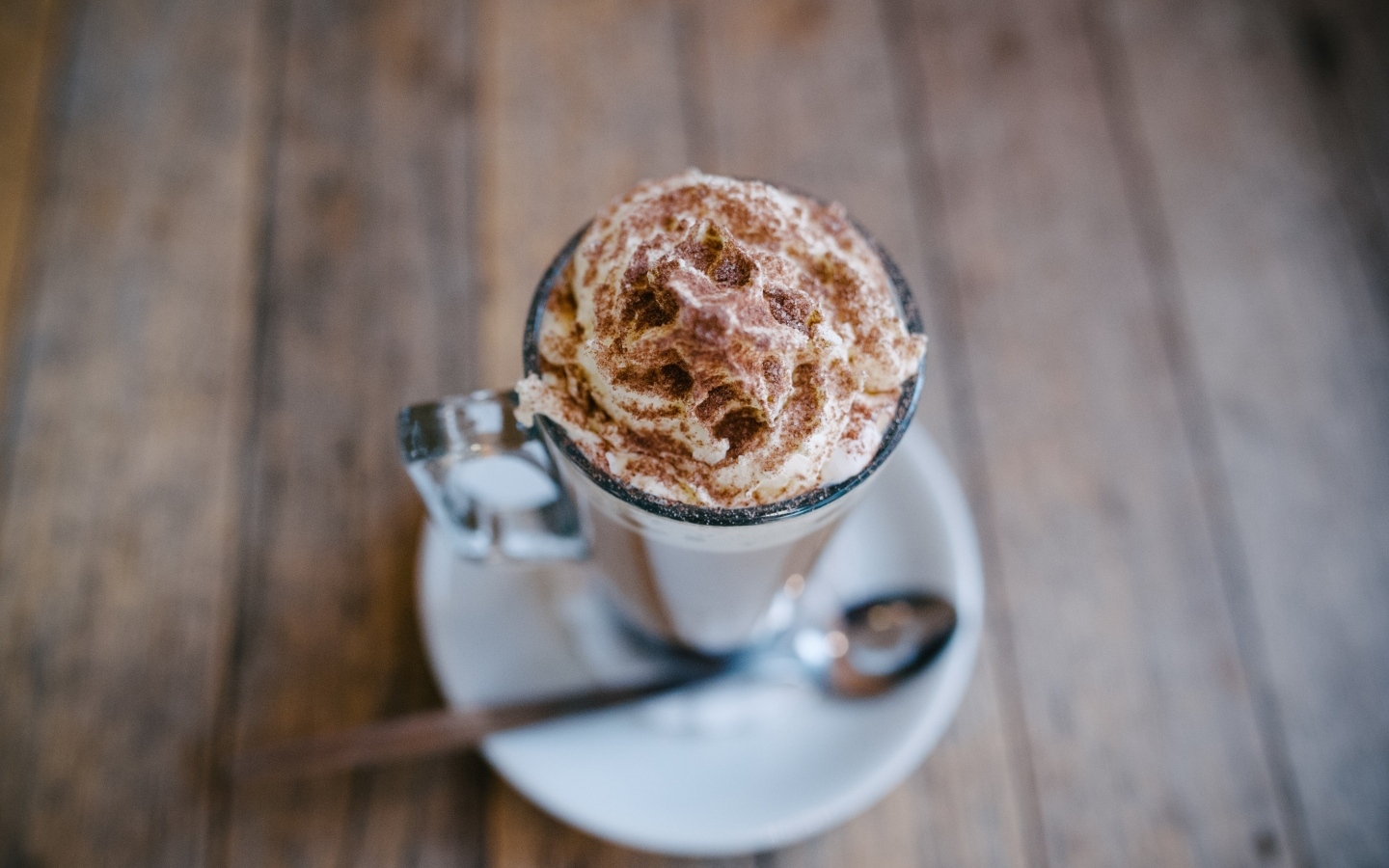 Чашка горячего шоколада со взбитыми сливками