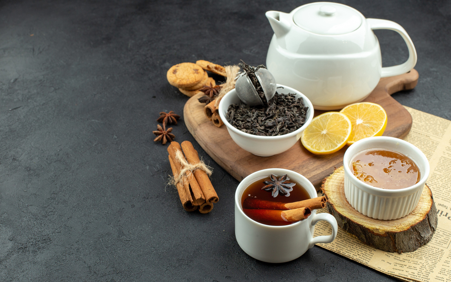 Вкусный чай на столе с лимоном и пряностями
