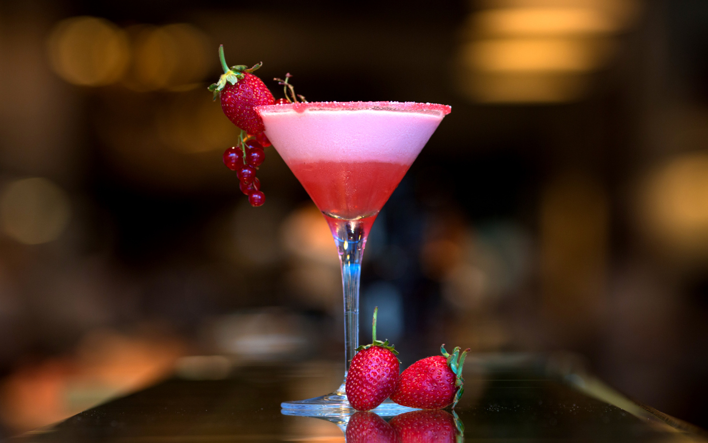 Фруктовый коктейль со свежей клубникой