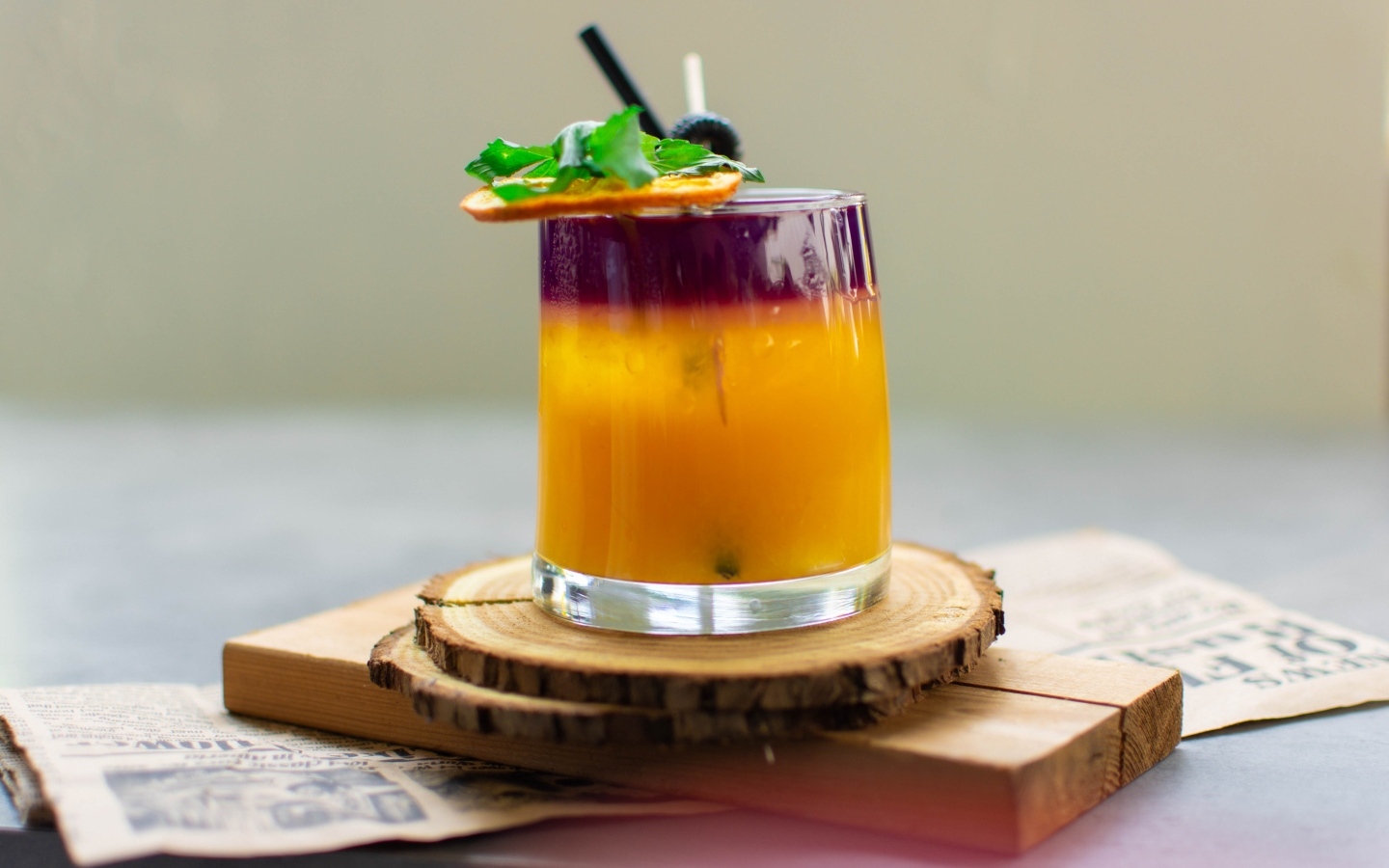 Стакан напитка на деревянной подставке