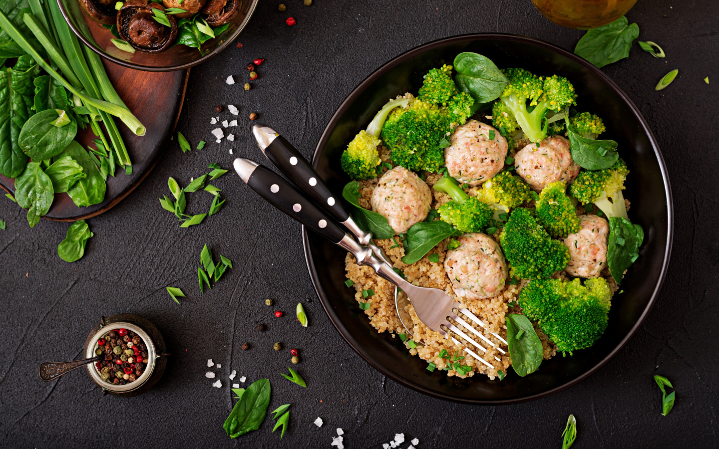 Фрикадельки в сковороде с кашей и брокколи