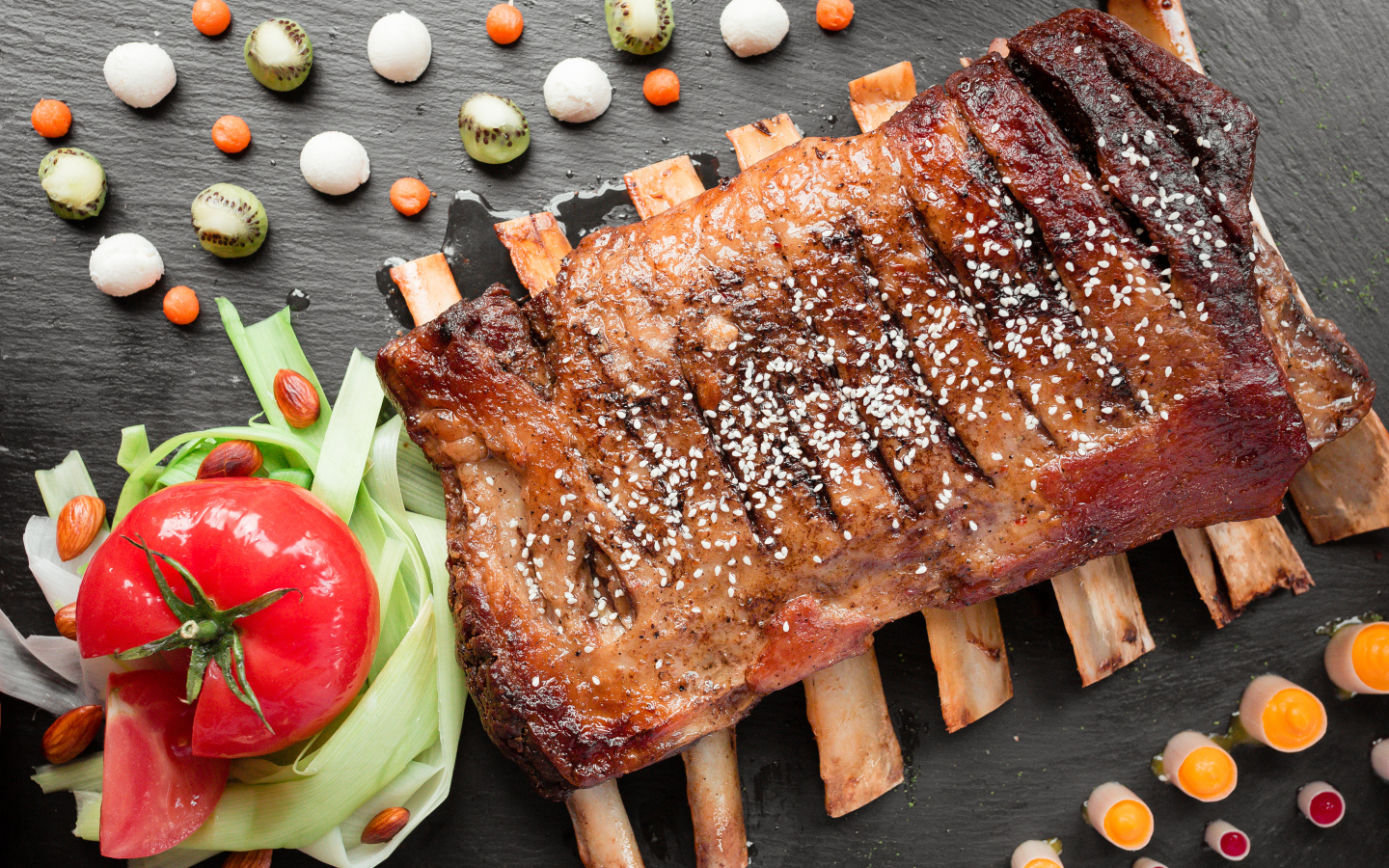 Свиные ребра на столе с овощами