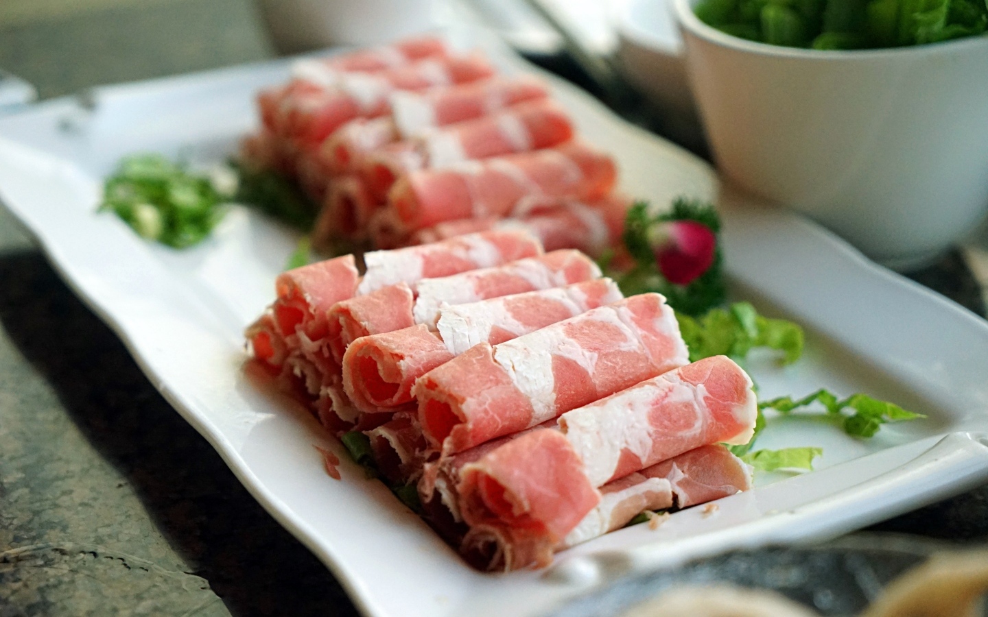 Рулетики из прошутто на столе