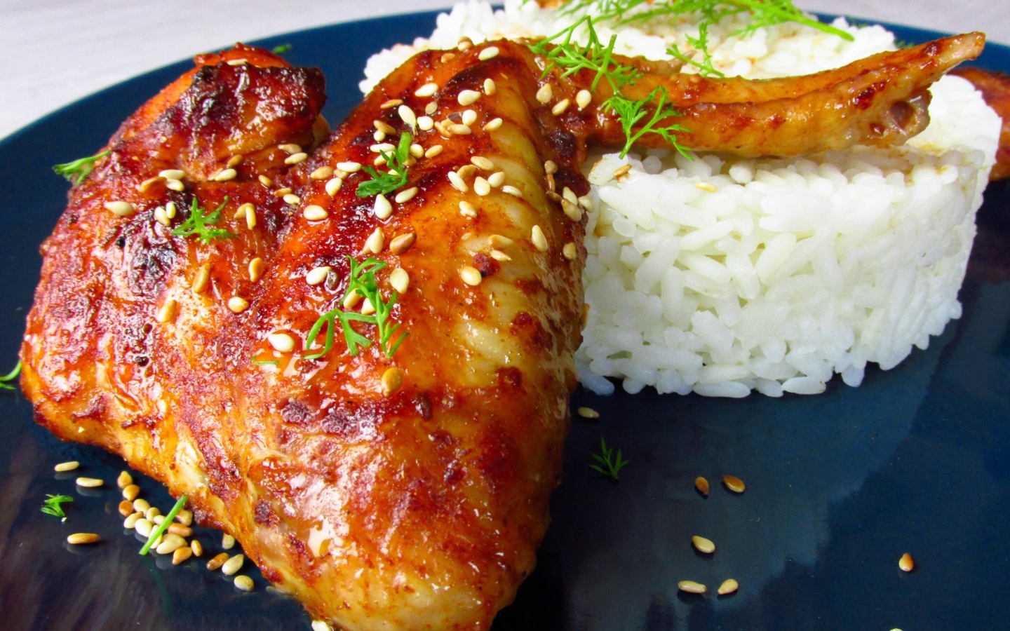 Рис на тарелке с жареным куриным крылом