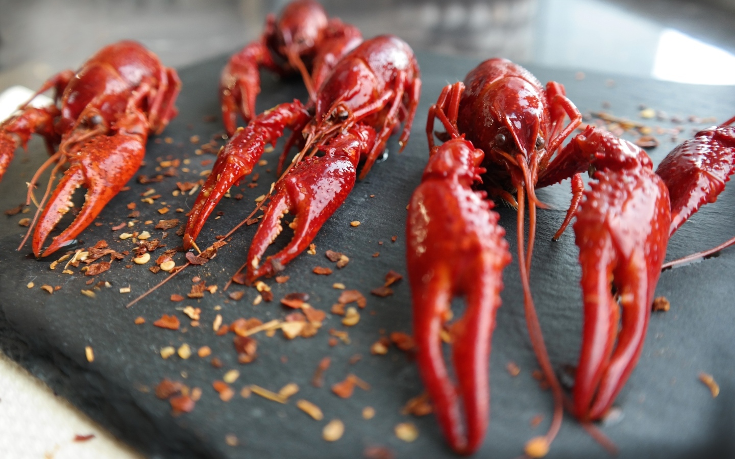 Вареные красные раки на столе