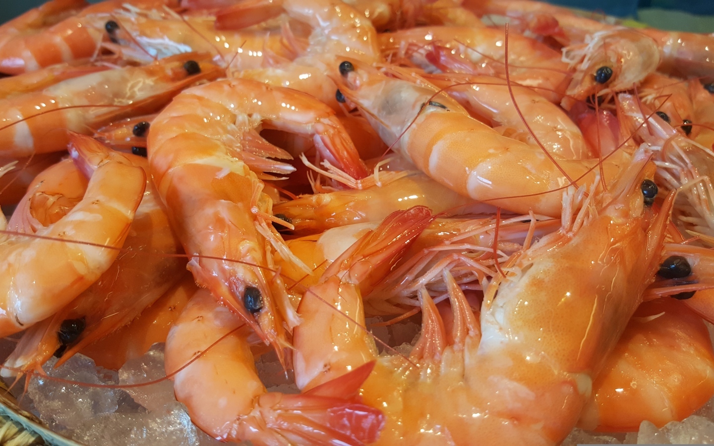 Вкусные креветки на тарелке крупным планом