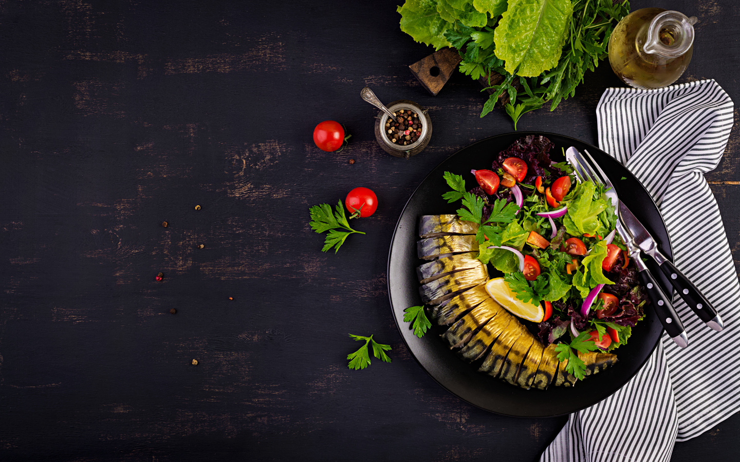 Скумбрия с салатом на тарелке на столе