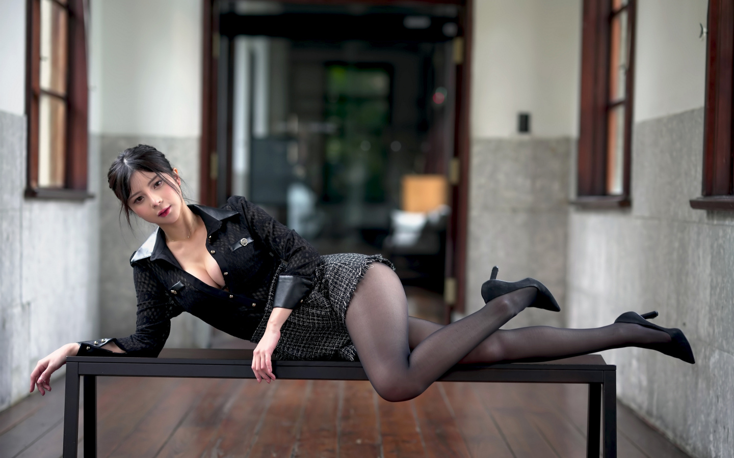 Стройная азиатка лежит на лавке в чулках