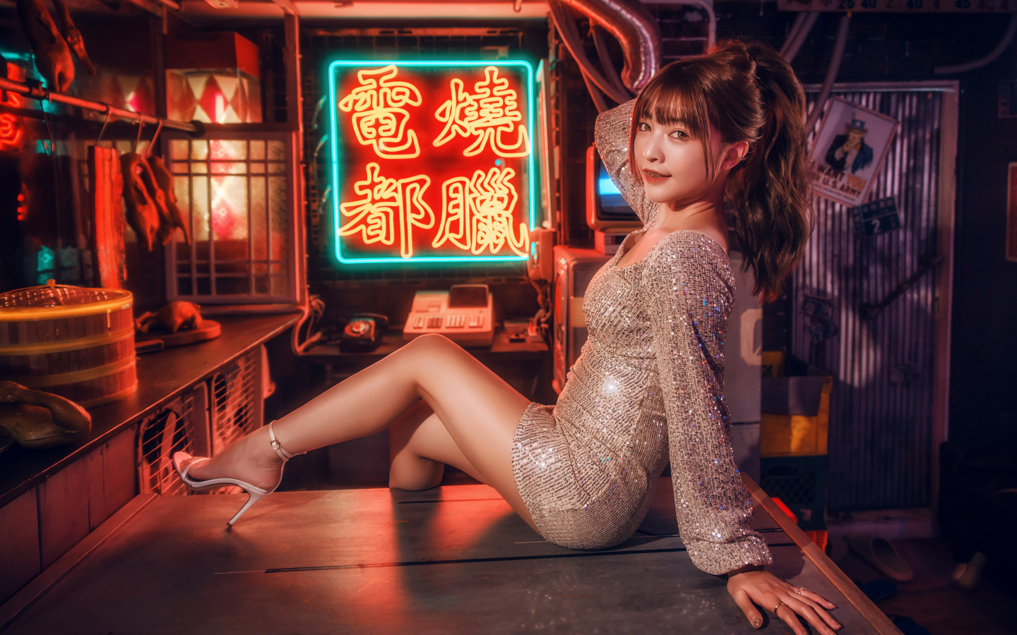 Девушка азиатка в блестящем платье в клубе