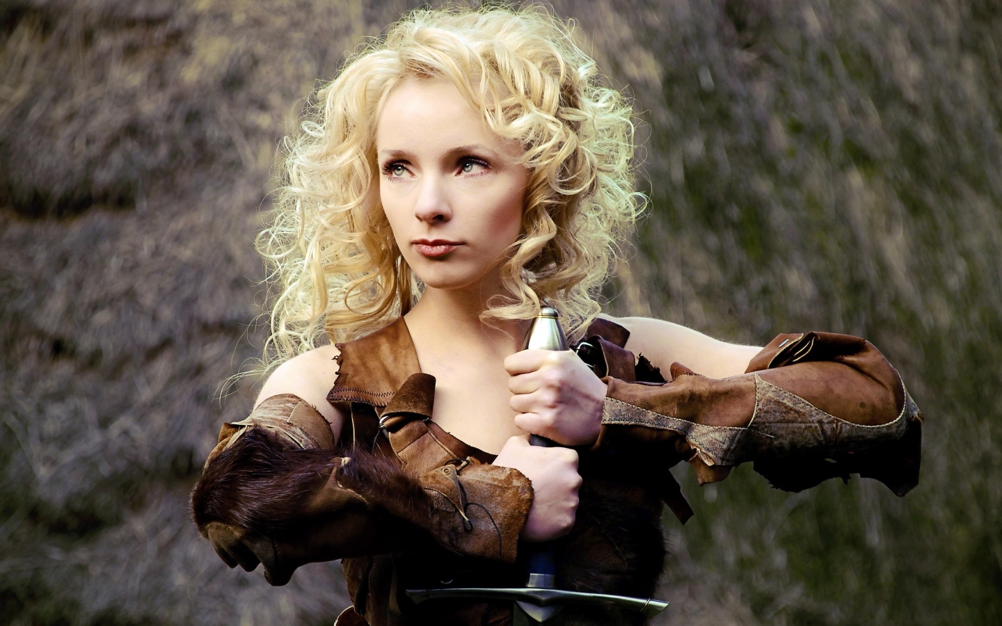 Красивая блондинка с мечом в руках