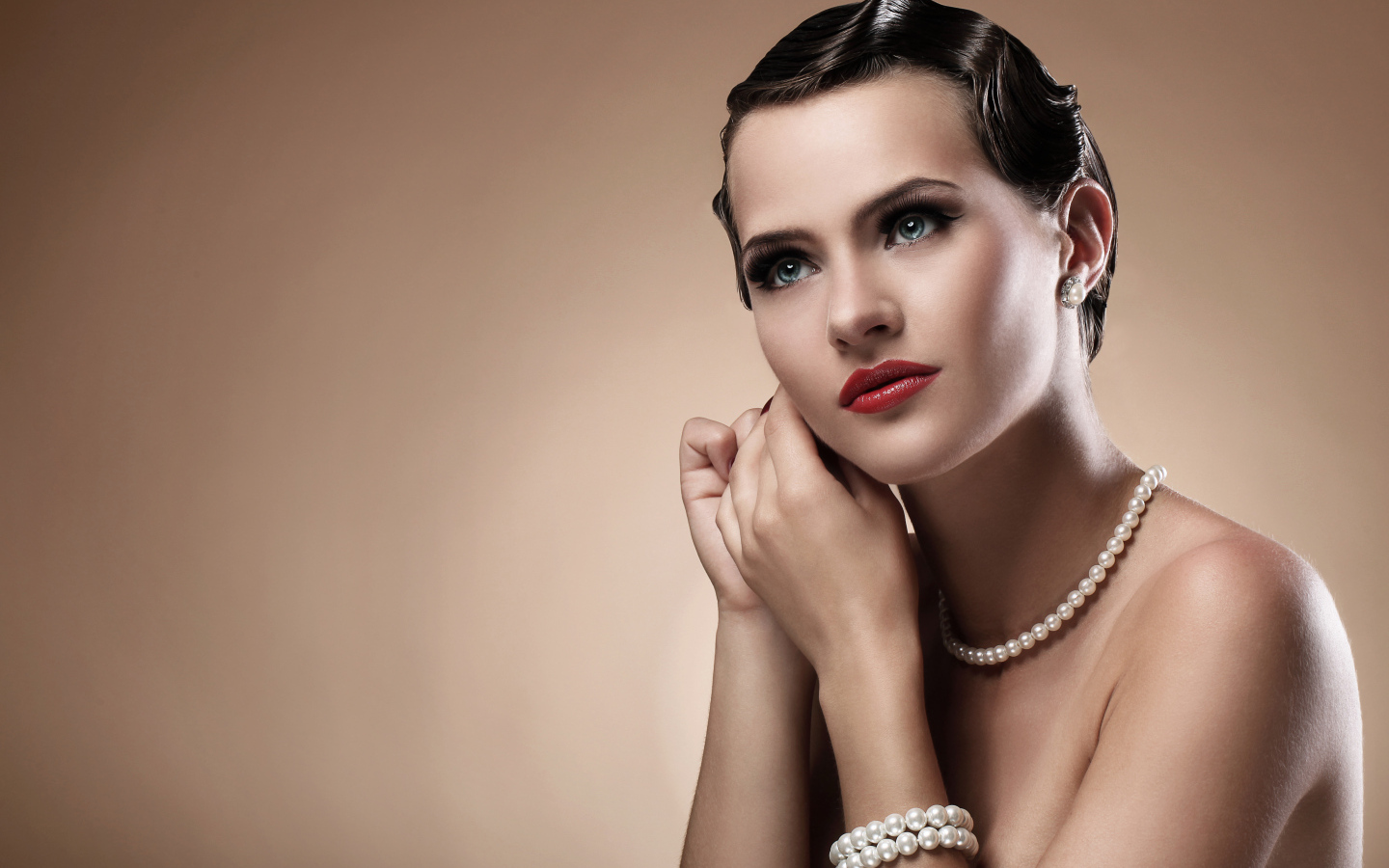 Красивая голубоглазая девушка модель с украшениями из жемчуга