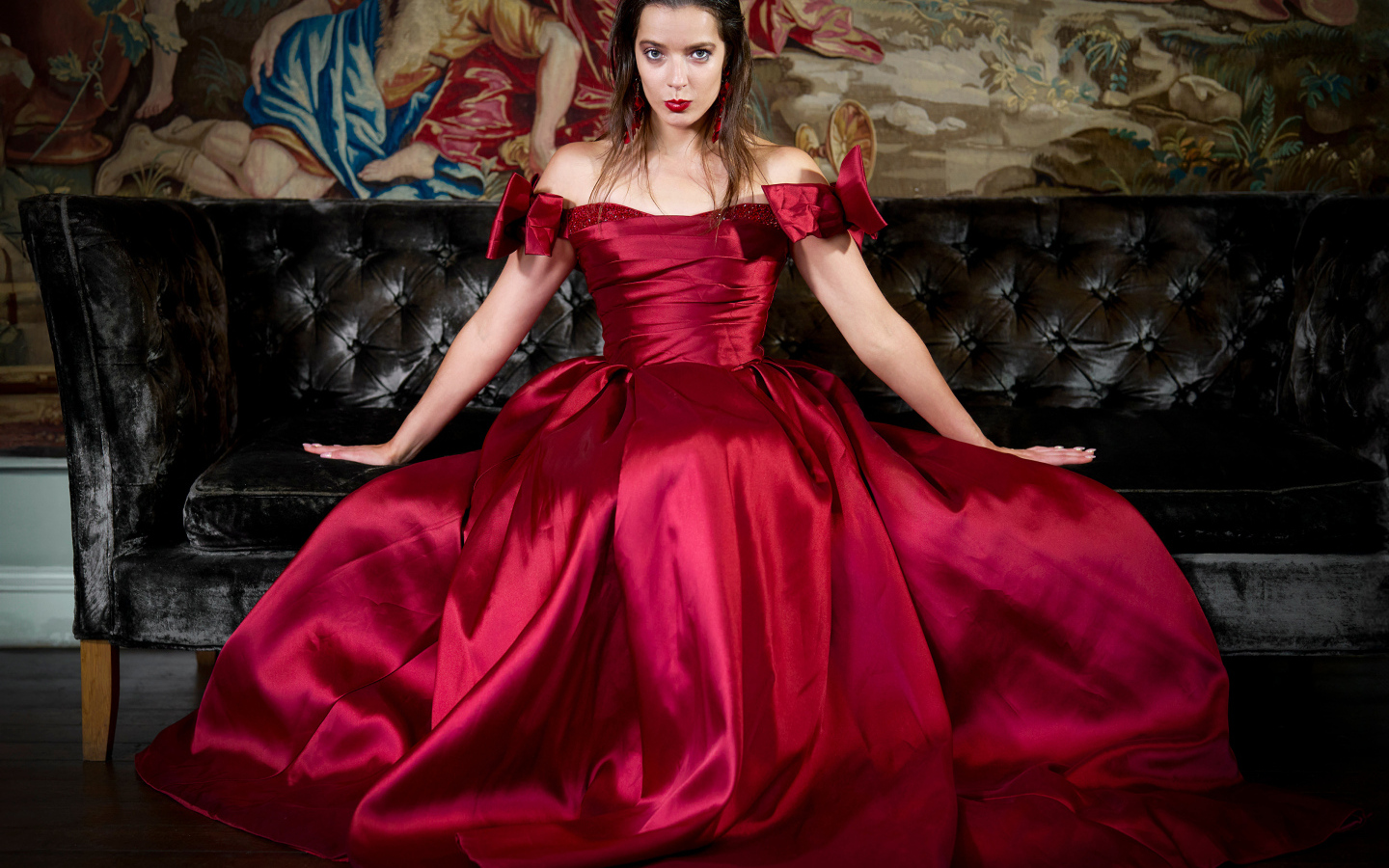 Красивая девушка в красном бальном платье
