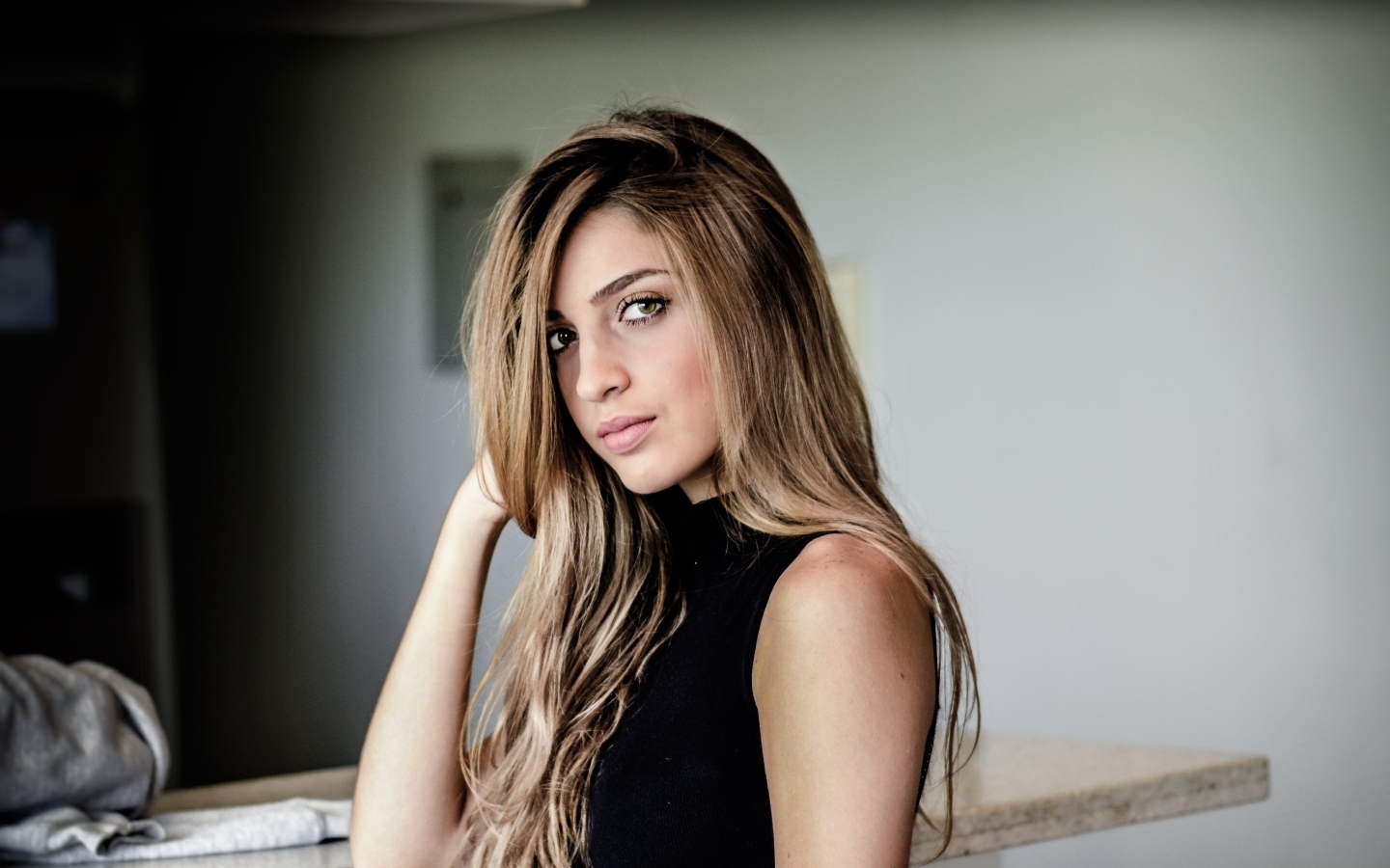 Зеленоглазая девушка в черном