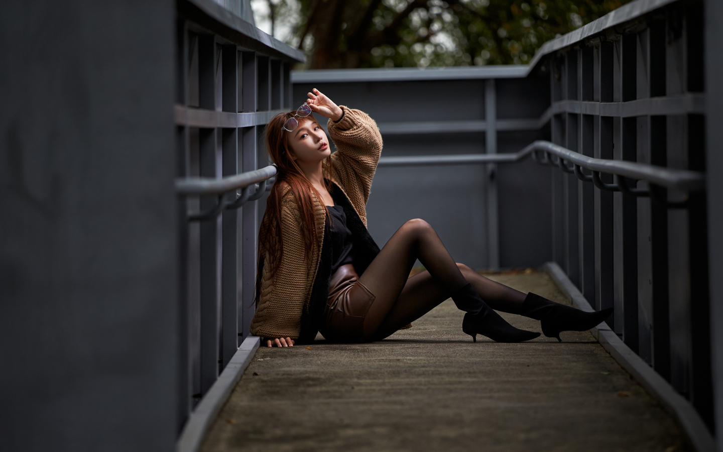 Длинные ноги у молодой азиатки в теплой кофте