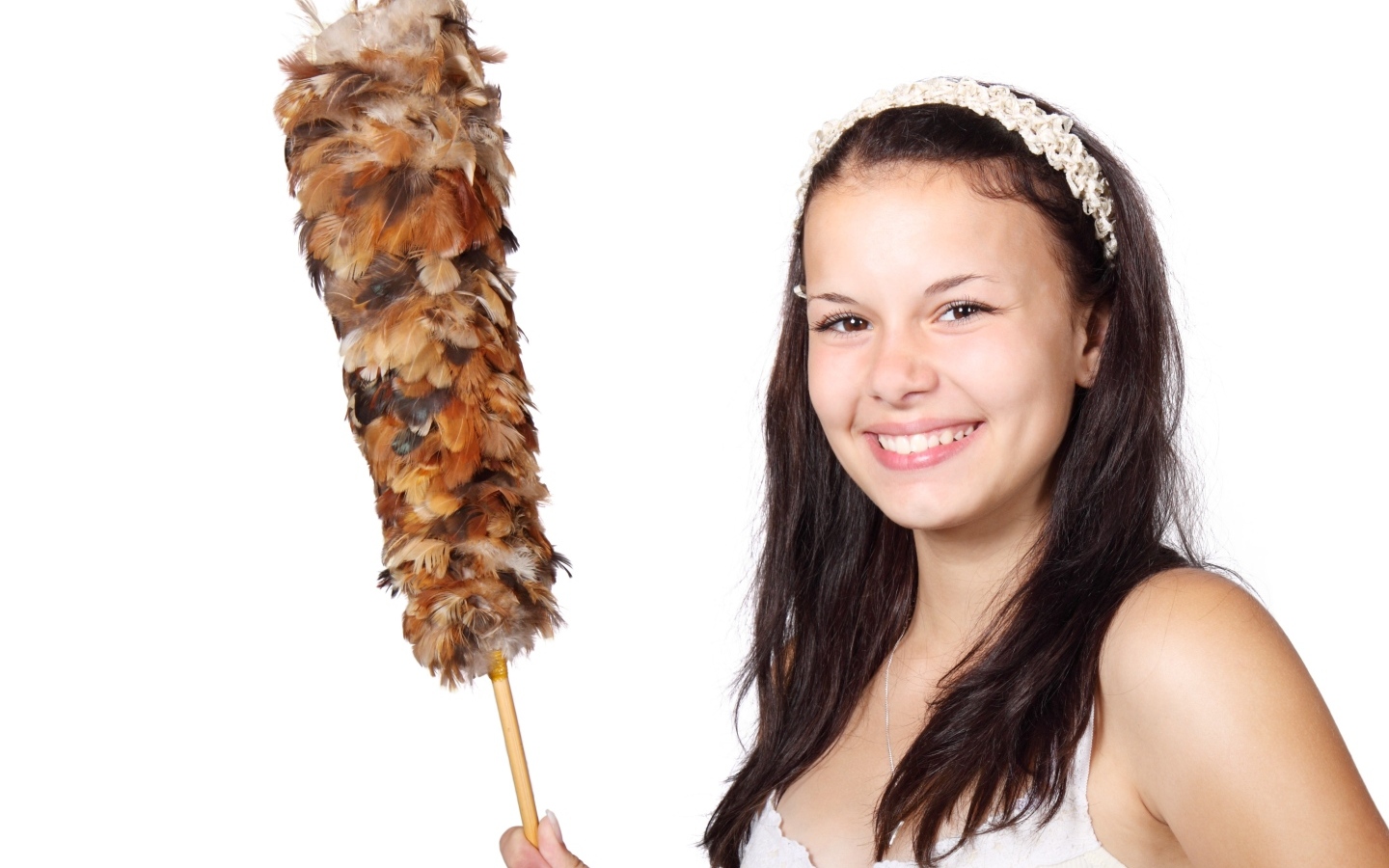 Улыбающаяся девушка убирается в комнате