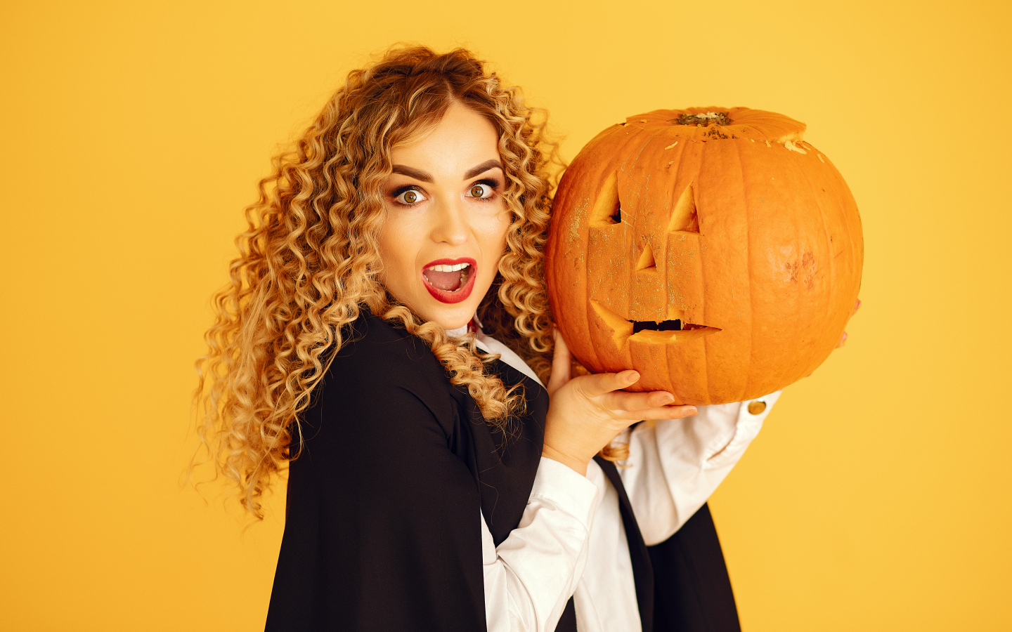 Удивленная девушка с тыквой на Хэллоуин
