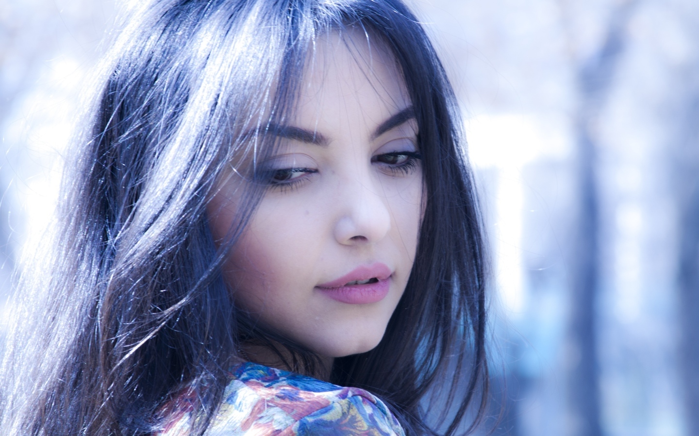 Нежная кареглазая девушка с черными волосами