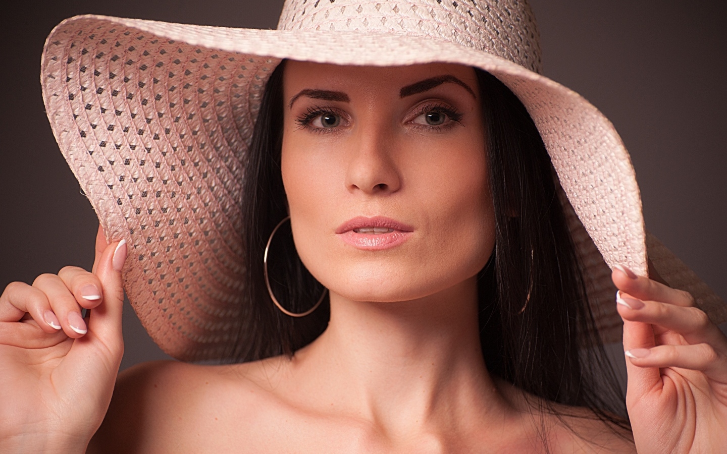 Женщина в большой розовой шляпе