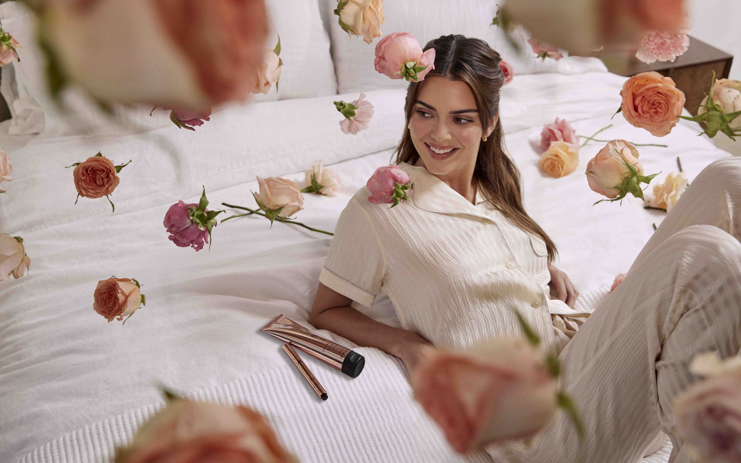 Американская модель Кендалл Дженнер на кровати с цветами