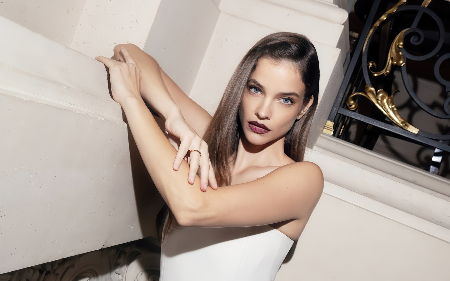 Голубоглазая красивая модель Барбара Палвин сидит на полу у дивана