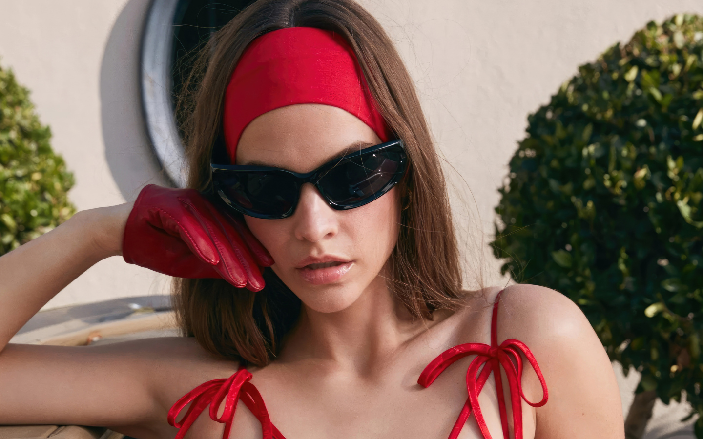 Яркая девушка в красном модель Барбара Палвин