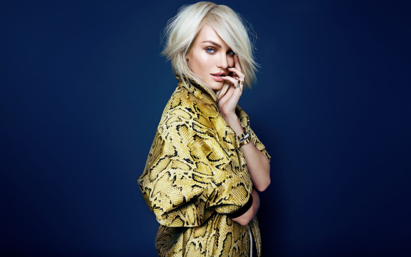 Модель Кэндис Свейнпол на синем фоне