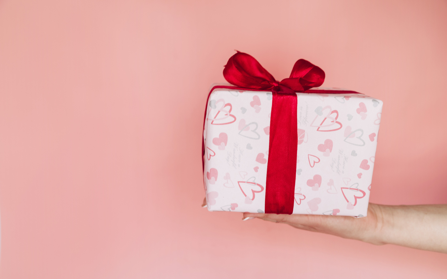 Девушка держит коробку с подарком