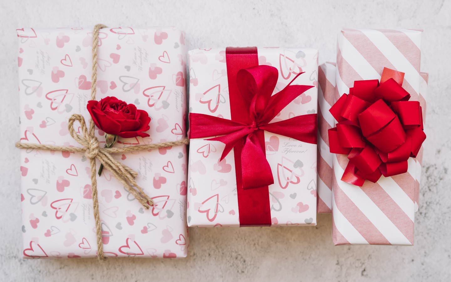 Три коробки с подарками на столе