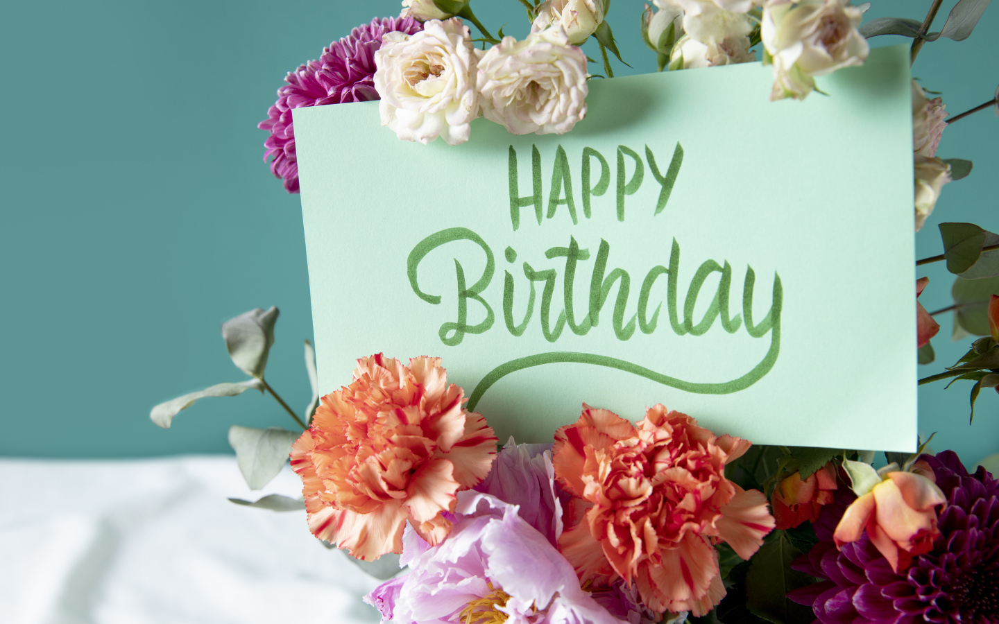 Надпись на листе с днем рождения с цветами
